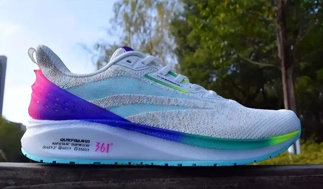 高端跑鞋都是用什么材质做鞋底呢,李宁pebax发泡中底跑鞋