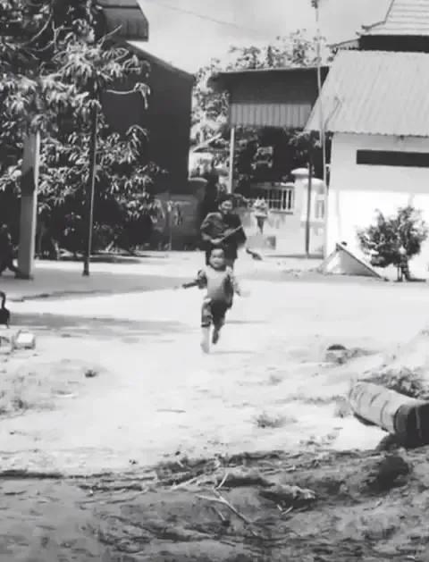 男孩偷钱被爸爸吊在树上打,男孩因为偷钱被爸爸抽打