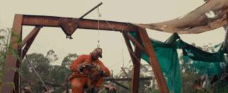 白发老妇在血色中“一夜回春”?通过杀戮释放欲望,只能说太奇葩