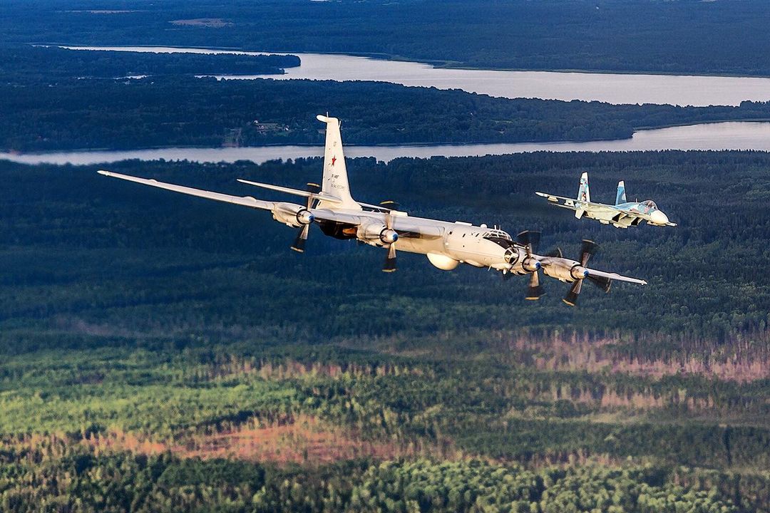 俄军机逼近美军舰,俄罗斯反潜机飞越舰艇