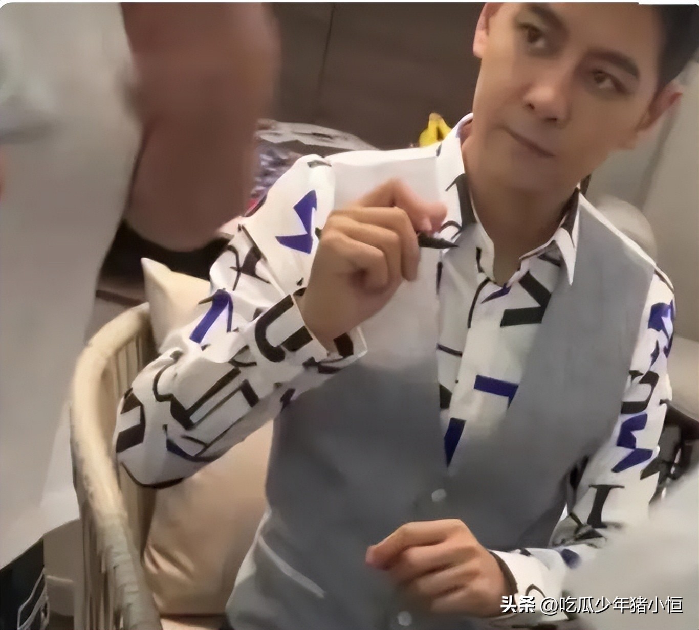 林志颖参加活动拄拐吗,44岁林志颖出席活动如小鲜肉