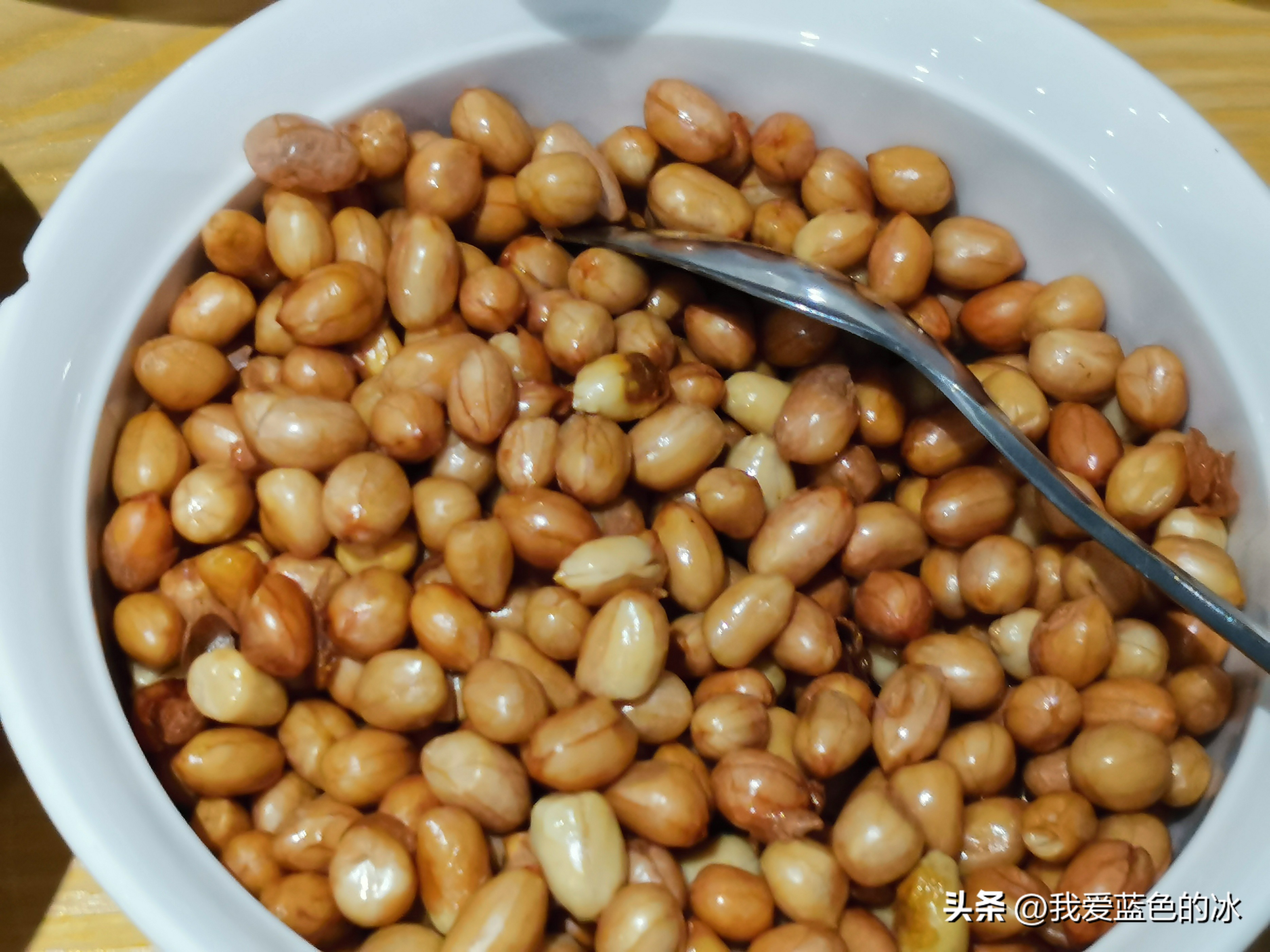 在遵义的第二天早餐，有多少人认识这个罐子里的绿色渣渣是什么？