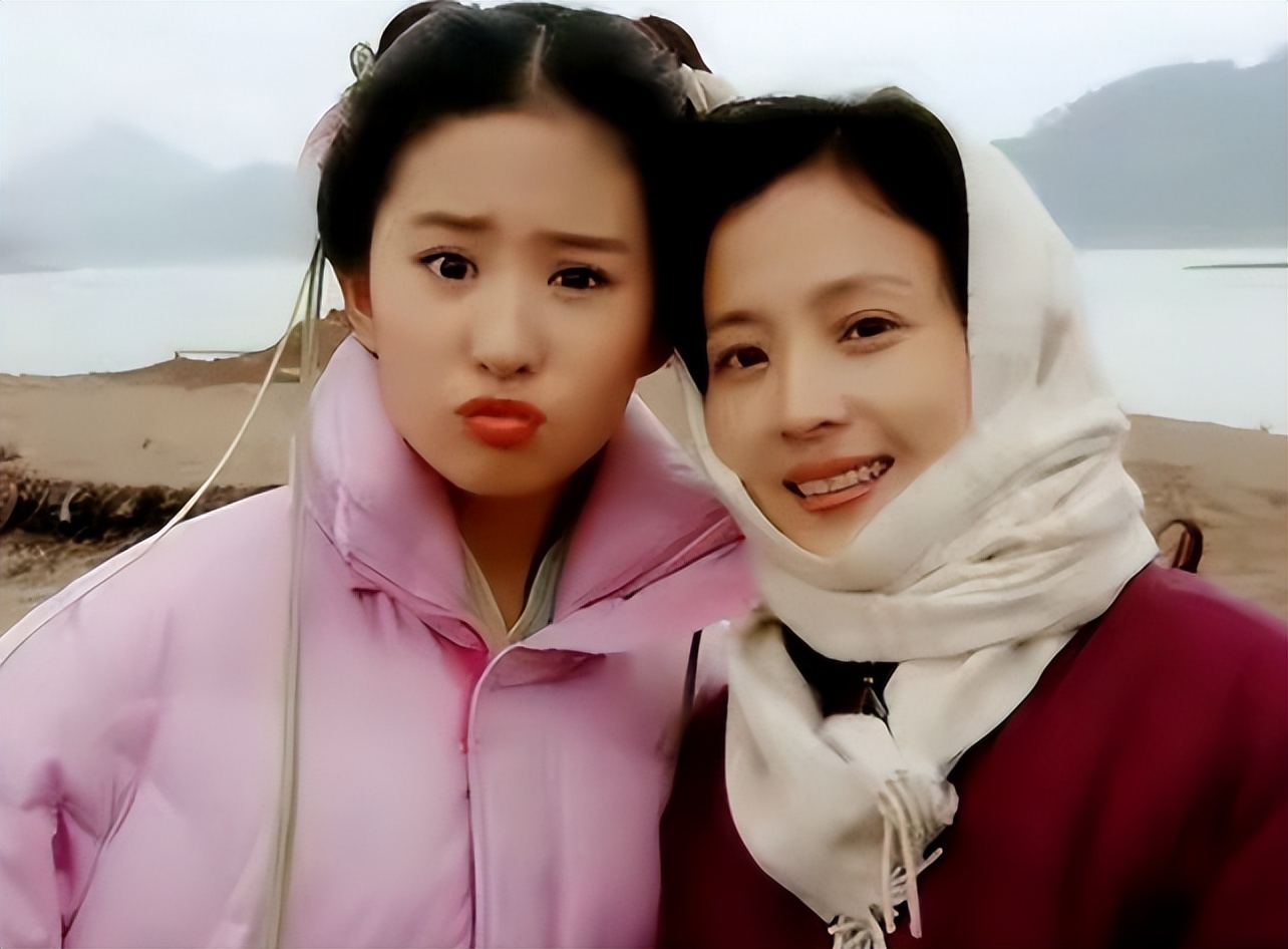 全家最丑刘亦菲,多年后才发现,“神仙姐姐”口中的妈妈有多优秀