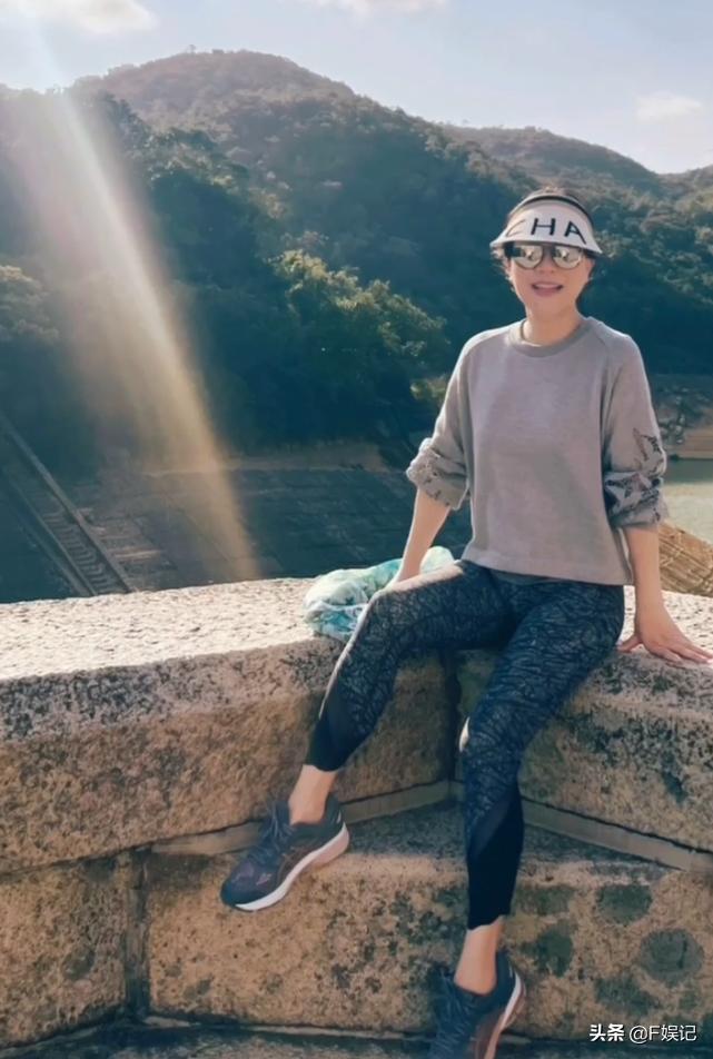 吕良伟和妻子在豪宅中秀恩爱,吕良伟老当益壮跟老婆海边秀恩爱