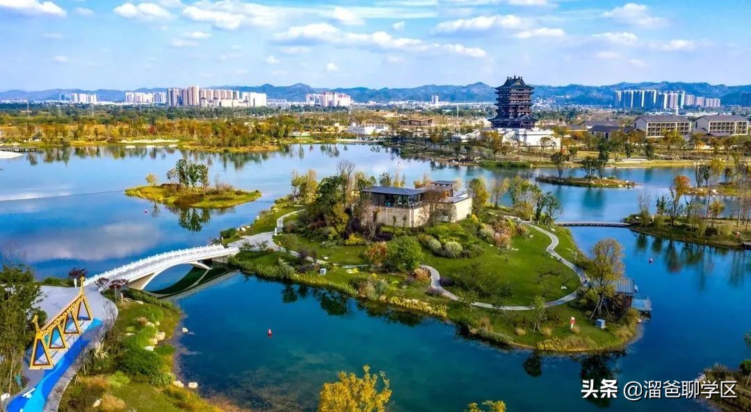 乘着大运会这缕“东风”，应该没有谁比东安湖还快