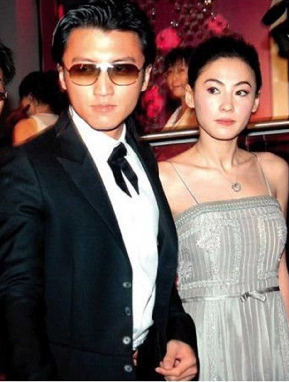 王菲和谢霆锋的机场牵手秀恩爱,王菲久违现身与谢霆锋牵手秀恩爱