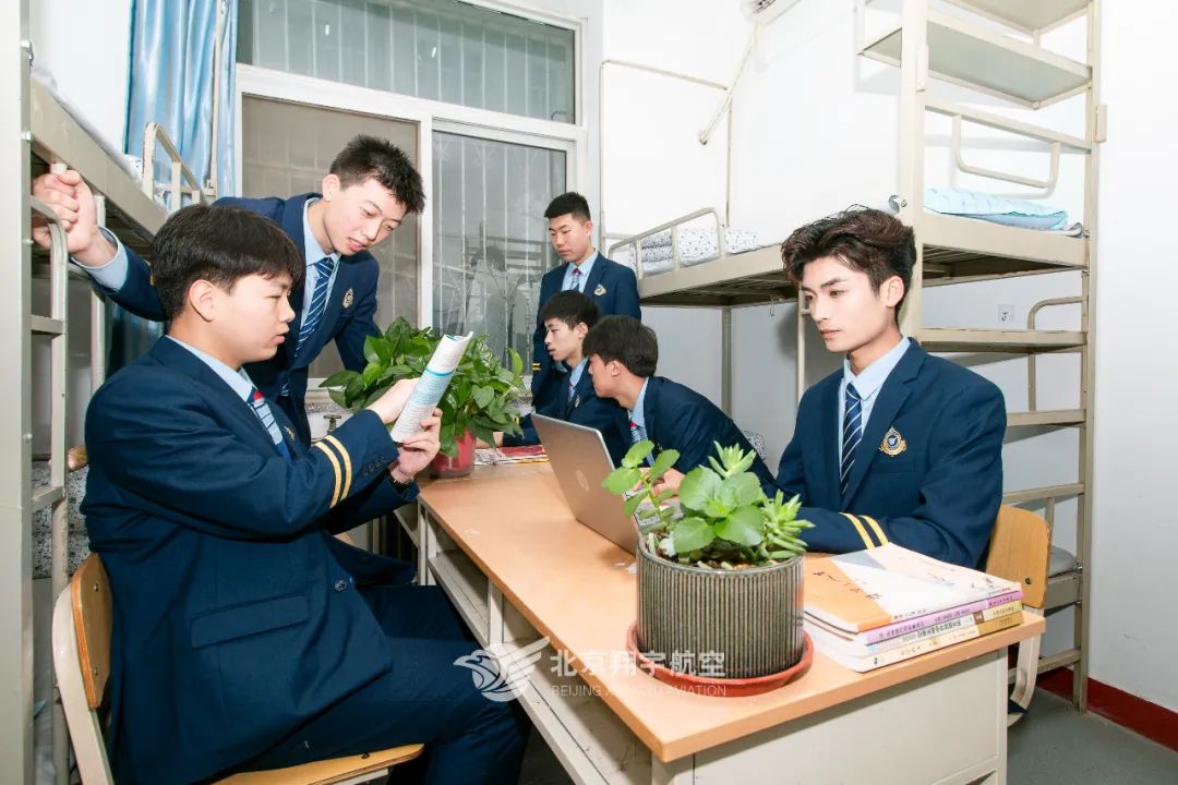 走进学校让心情愉悦,走进安静整洁的教室时我深感自豪