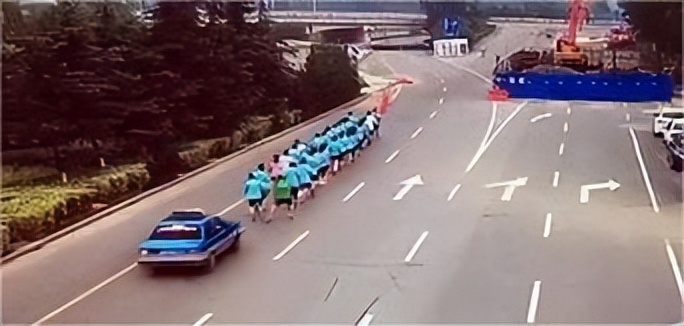 暴走团踢护栏后续,暴走团变打砸团