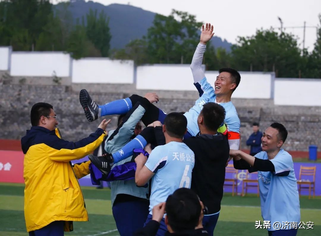 瞧瞧～警察队伍里的“足球小子”！