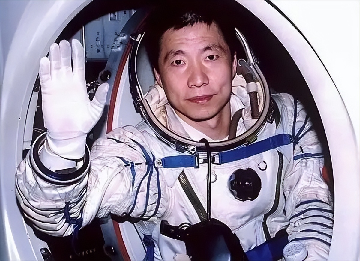 航天员少将和大校哪个级别大,中国航天英雄人物名单