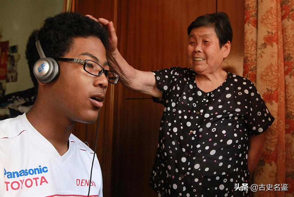 2000年上海阿婆收养黑人弃婴，被子女挥霍250万后，黑人不离不弃