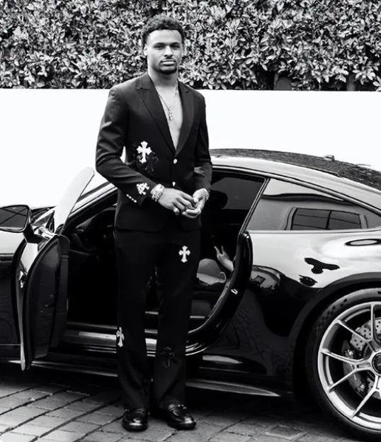 詹皇穿白西装,詹皇苦练身材大秀肌肉