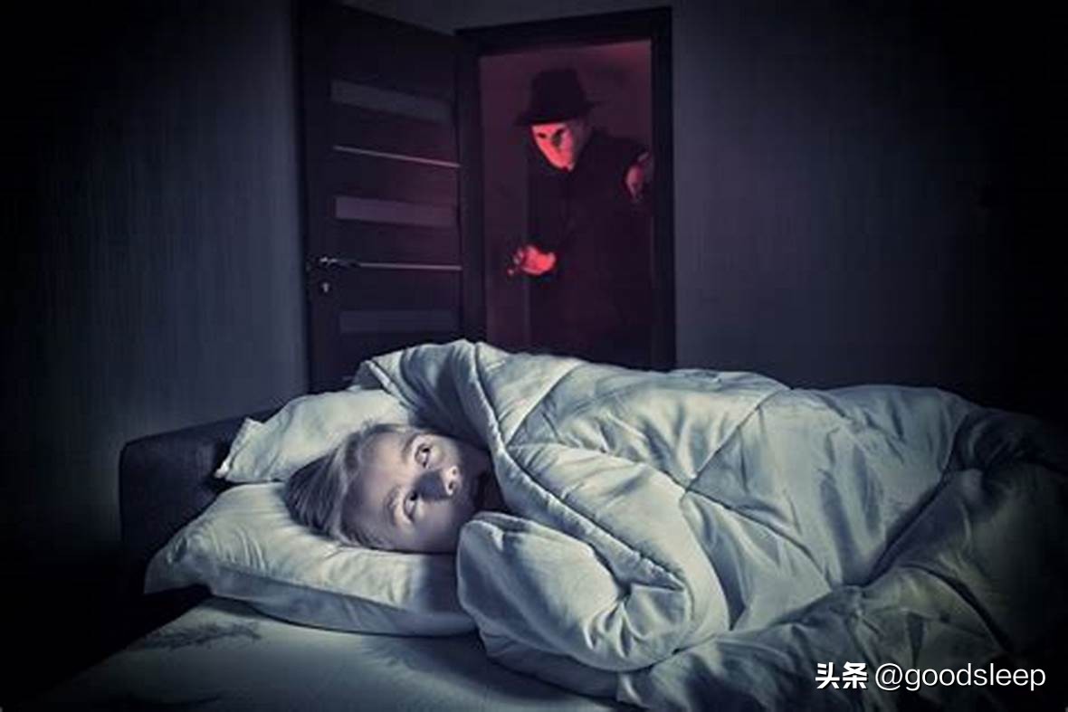 睡觉突然感觉自己清醒就是动不了,睡觉双脚不能动怎么回事
