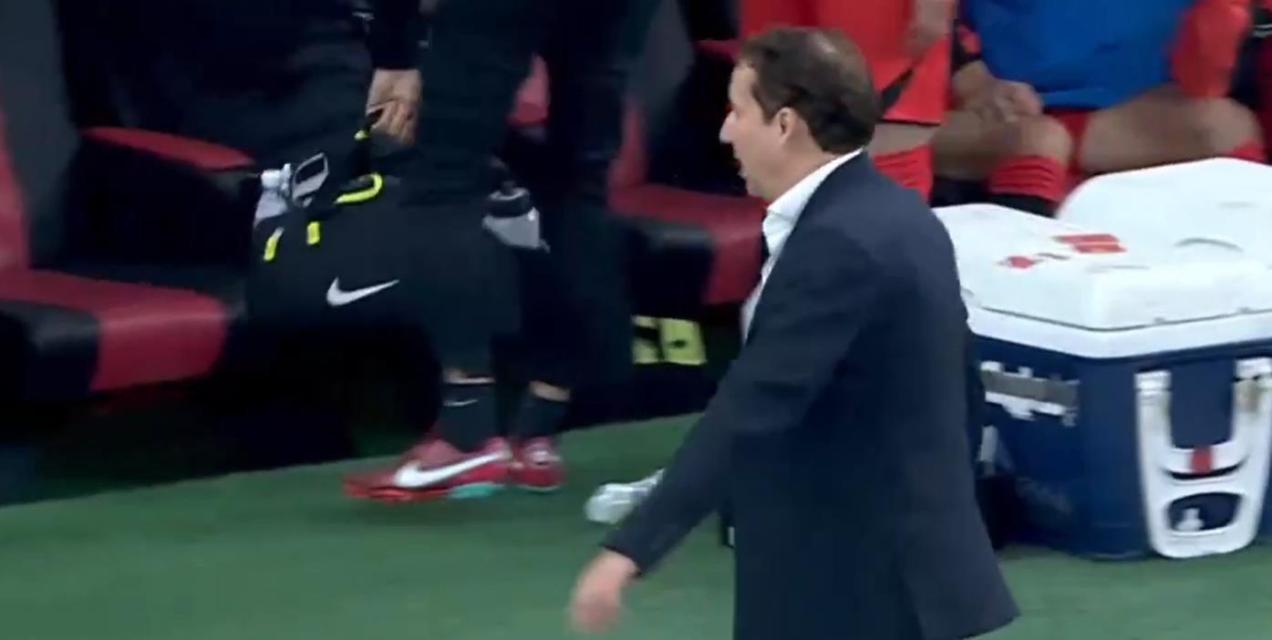 足球运动员不屑的表情,球员足球场上面部表情