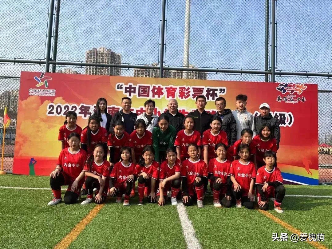 济南槐荫区足球比赛奖牌,济南历城一中女子足球队夺冠凯旋