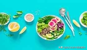 红色斑块像结痂脱皮凸起不扩大,脸上红色斑点又脱皮是怎么回事