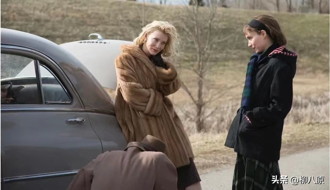 美国影片《卡罗尔》运用了很多的追踪镜头和手持镜头有什么目的？