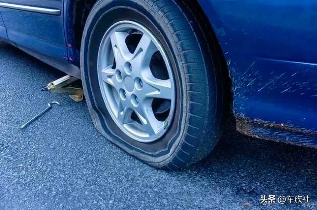 摩托车轮胎野外漏气修补,车轮胎嘴子漏气怎么修补