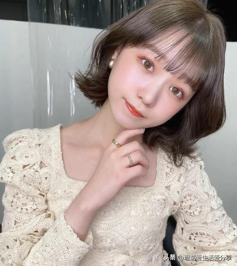 两边翘起来的发型有氛围感,散发发型既简单又俏皮