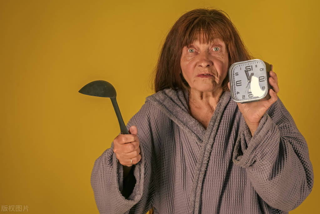 大妈跳广场舞霸占足球场,大爷大妈霸占足球场后续