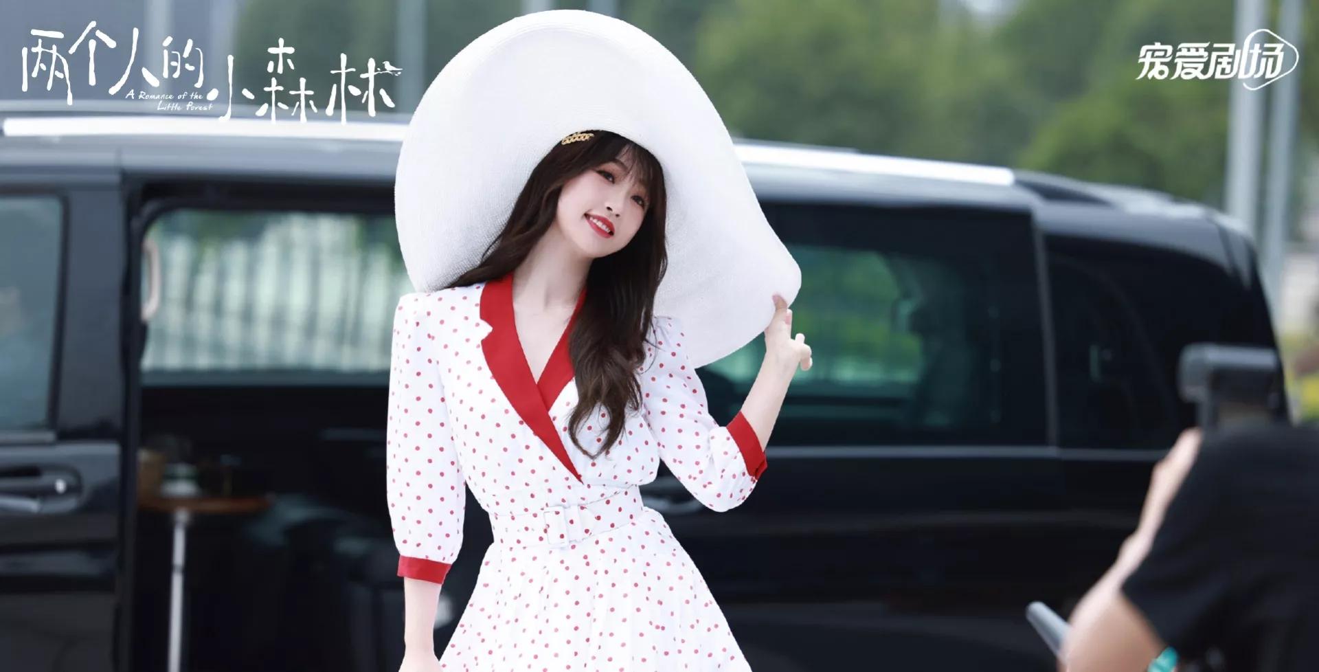 虞书欣粉色露背小吊带搭配,虞书欣粉黑蕾丝吊带造型