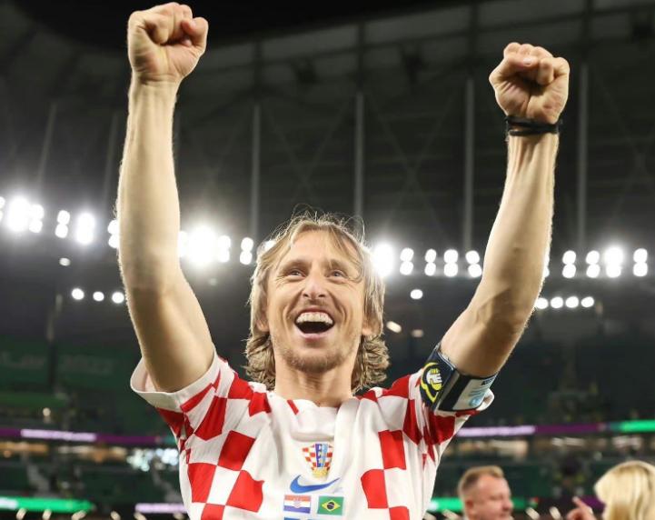 莫德里奇完成世界杯最后一舞!赛后开心领奖,国际足联主席点赞