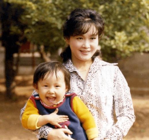 李谷一有几次婚姻,李谷一第一任丈夫相差几岁