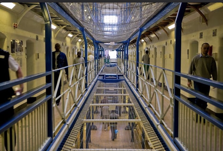 英国跨性别者性侵狗子被捕，获刑后抗议：我是女的，不去男监狱