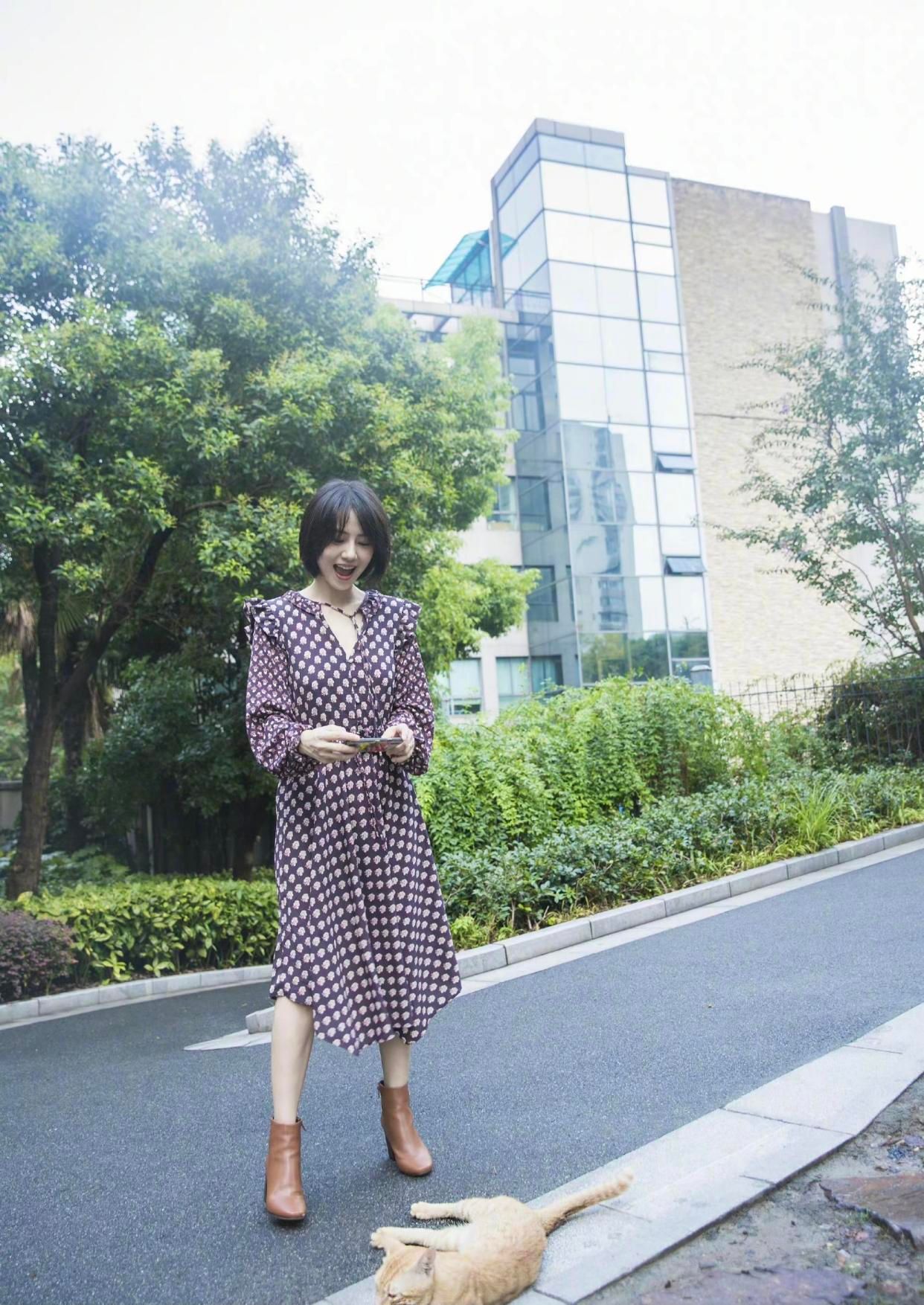 高圆圆晒照穿风衣清纯气质尽显,高圆圆穿搭简单气质优雅知性