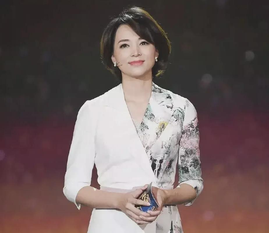 任鲁豫的伤情令人揪心！5位主持人意外摔倒后，展现出敬业和情商