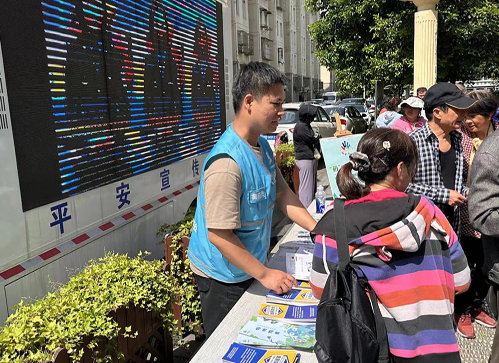 平安守护向民众宣传,平安守护大走访