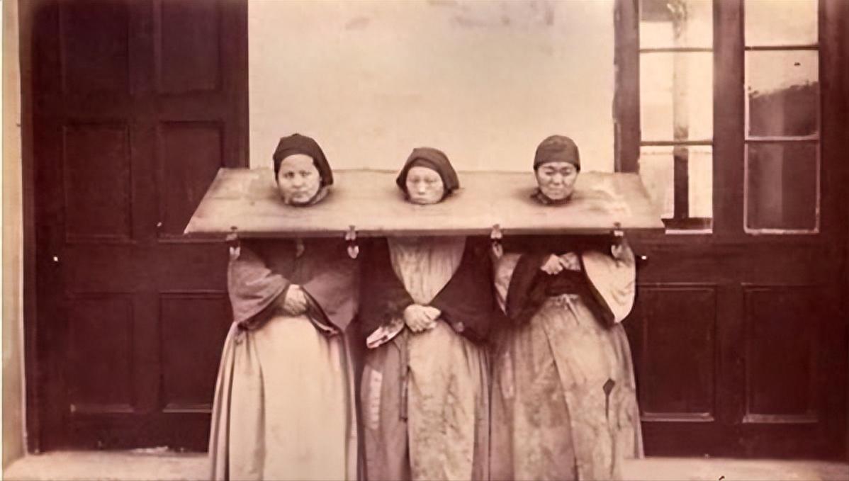 珍贵照片，日军*杀屠**老百姓强奸妇女，用刀剖开肚子，看看多残忍