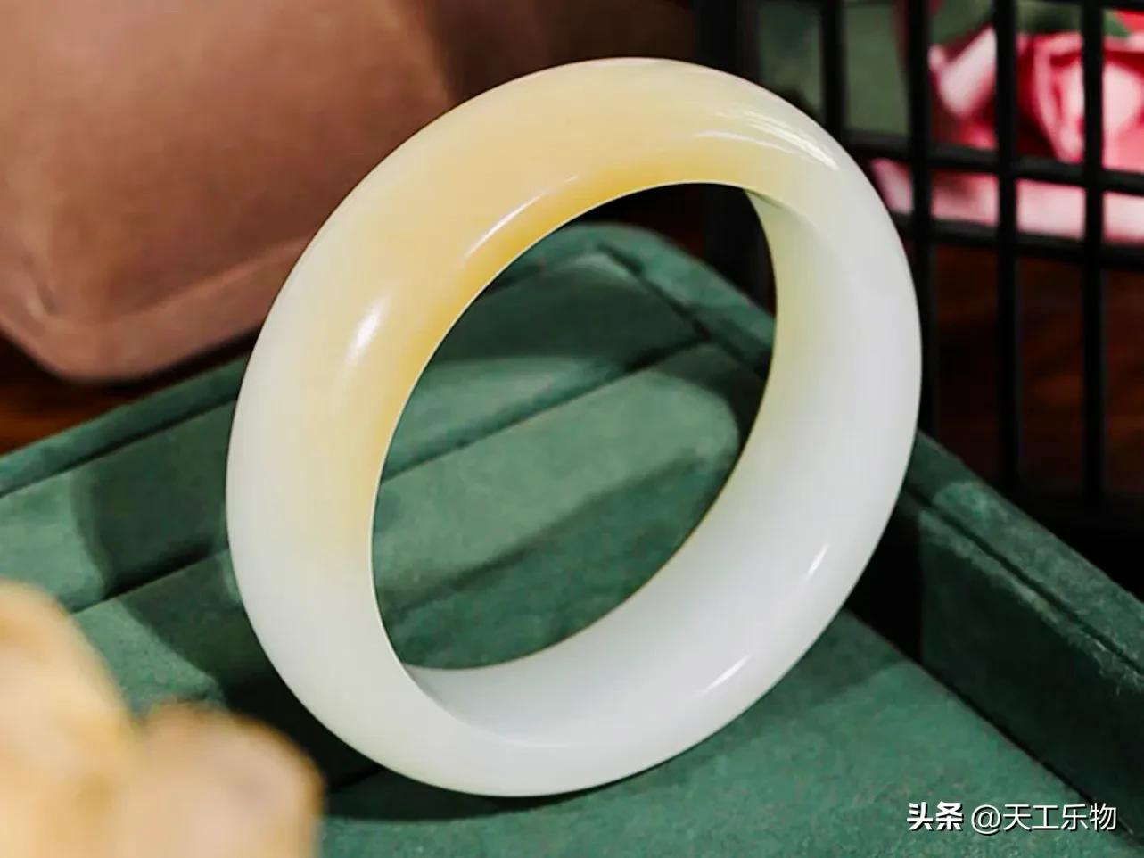 和田玉肉眼看有很多棉的手镯好吗,玉器店有玉手镯卖吗