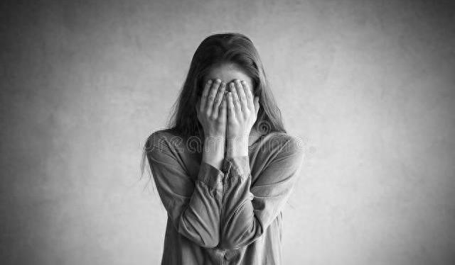 我和朋友吃饭,女服务员打翻一盆菜,我发现,女服务员状态不对