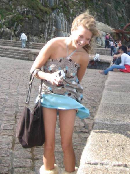 80张神奇偶然瞬间，环形闪电，海蛇和最毒石斑鱼互咬，骑骆驼拍照