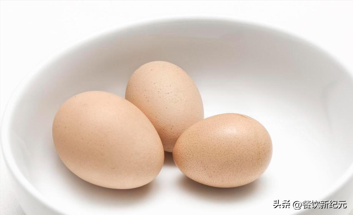 买鸡蛋挑白壳还是红壳,黄心鸡蛋与红心鸡蛋的的差别