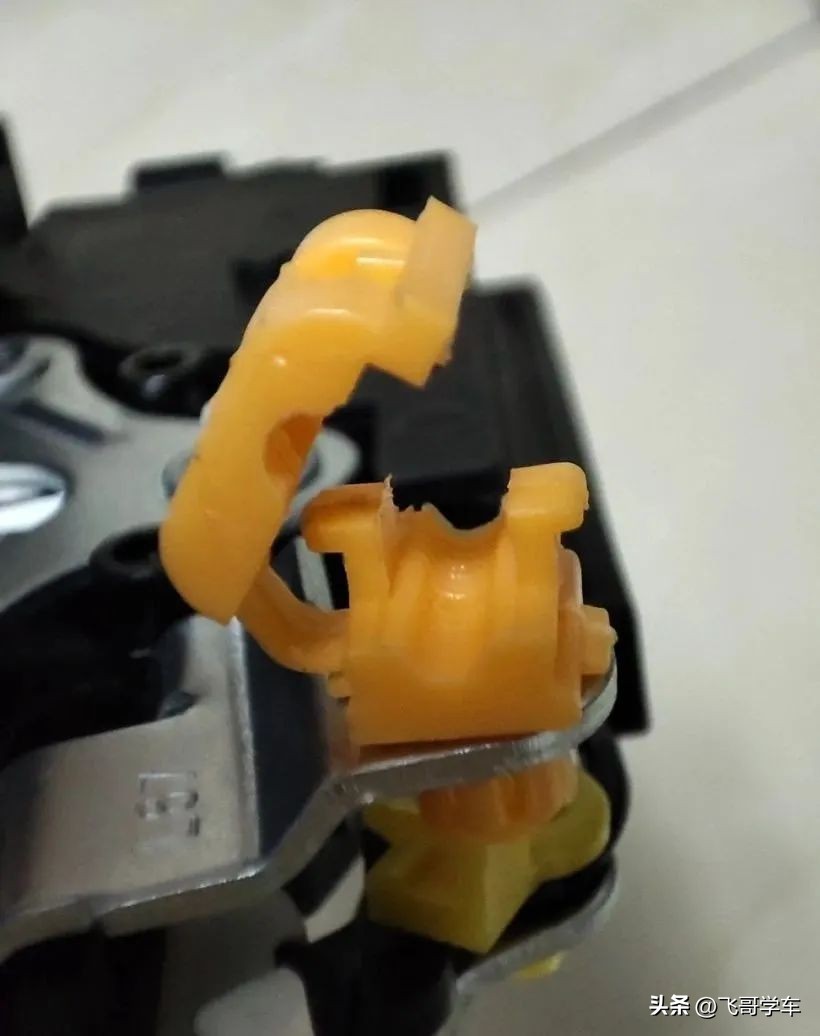 别克凯越车门锁异响和跳动,凯越锁车或者开锁反复跳动