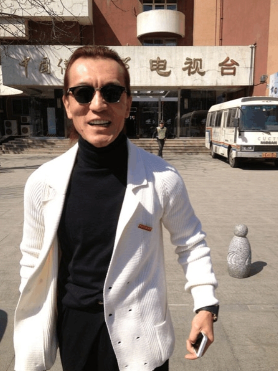 李咏离世4年，再看哈文的状况，才明白嫁给李咏是最好的选择