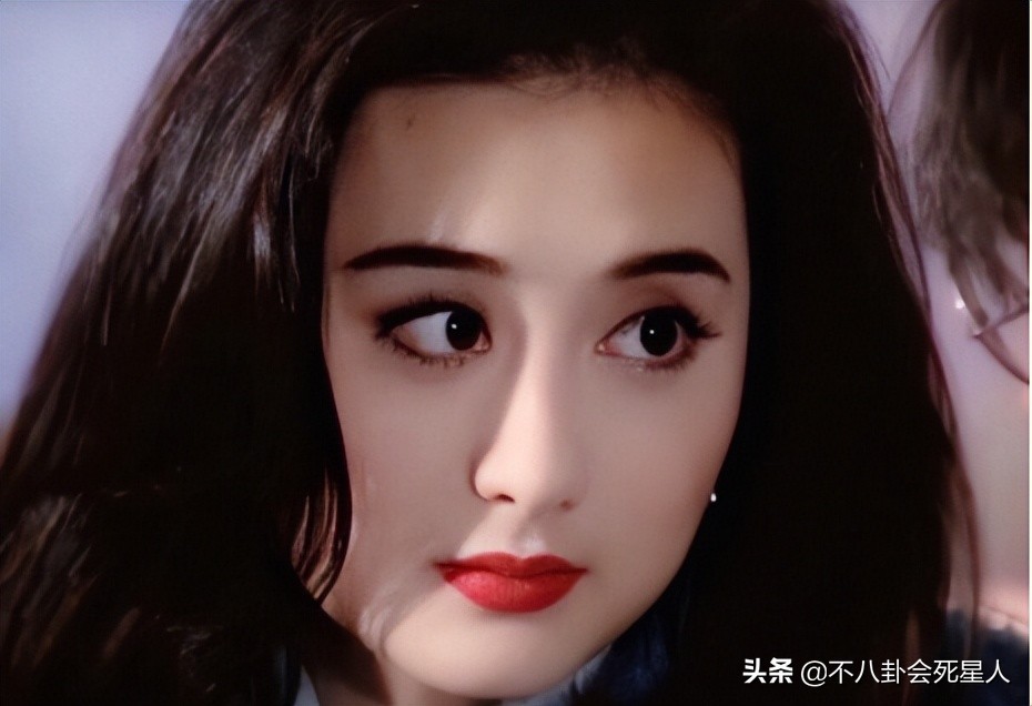 年轻时很美老了很丑的女星,年轻时候不好看老了漂亮的明星