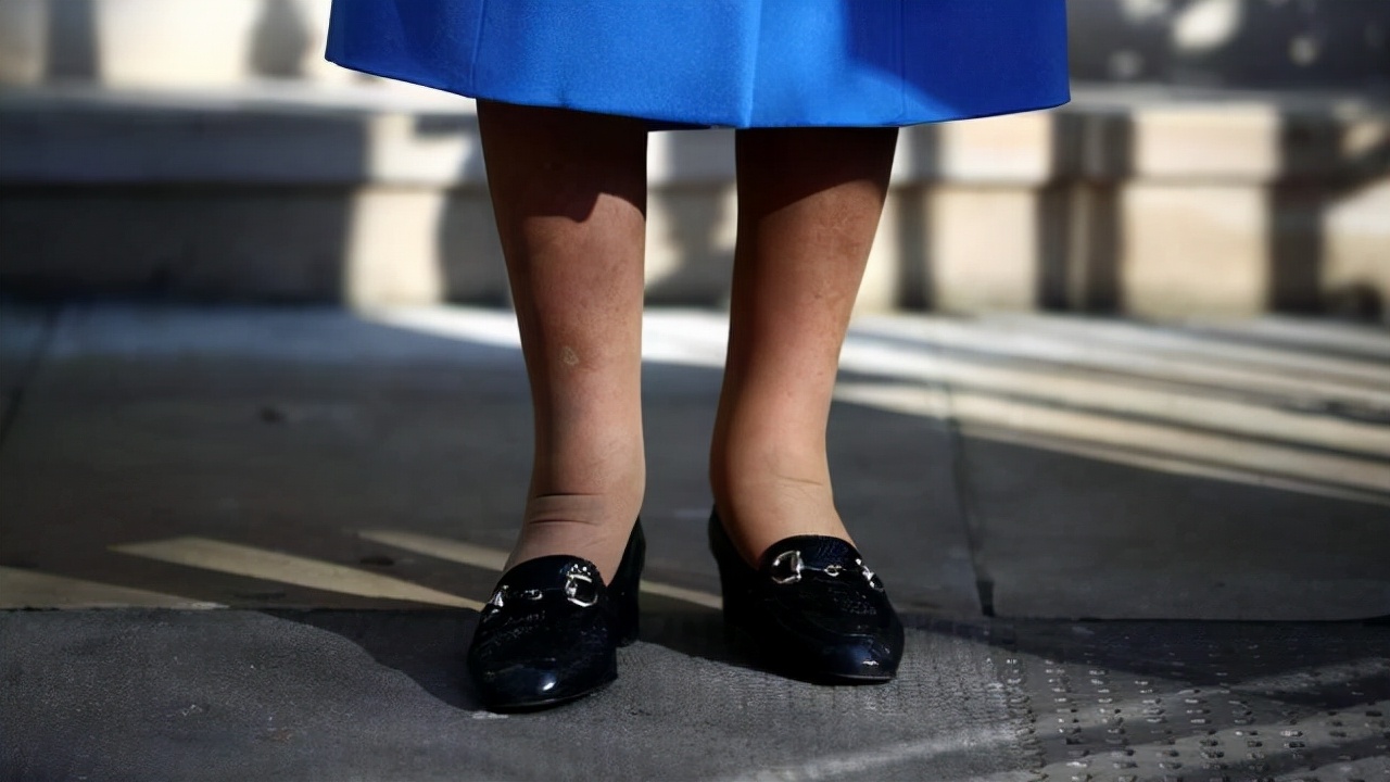 贫穷限制了我的想象力：女王50年来只穿“二手鞋”，还是一个款式