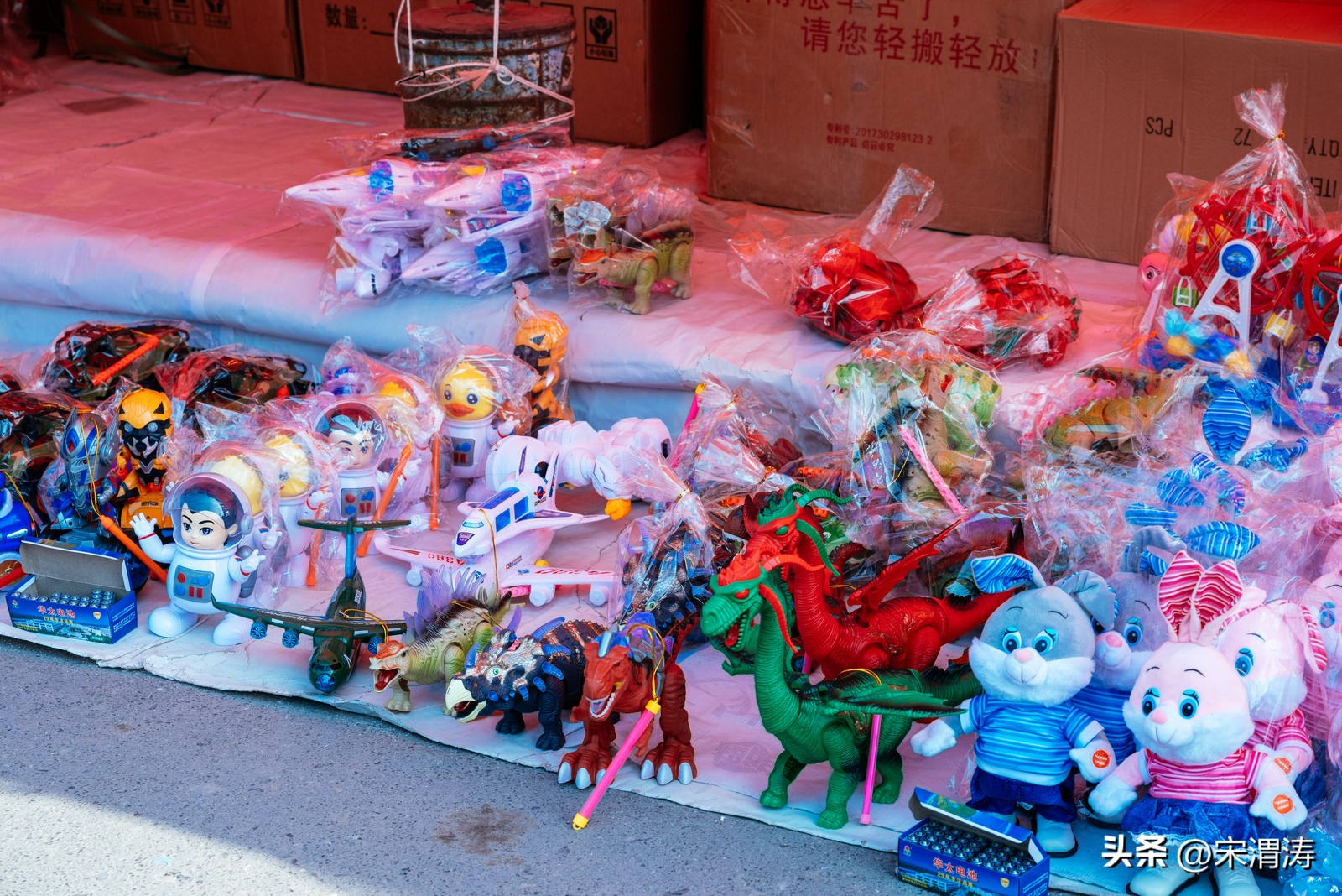 陕西渭南：红红火火络绎不绝的西三路灯笼市场图纪