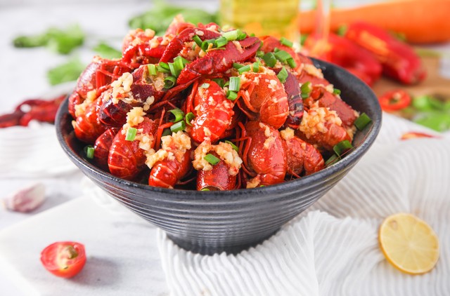 她58岁退休工资8000,外孙说:让我留这儿吧,我很乖,我能带妹妹