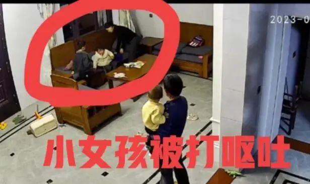 家庭虐待视频曝光：无辜女童遭受7分钟残酷虐待，哥哥无力保护！