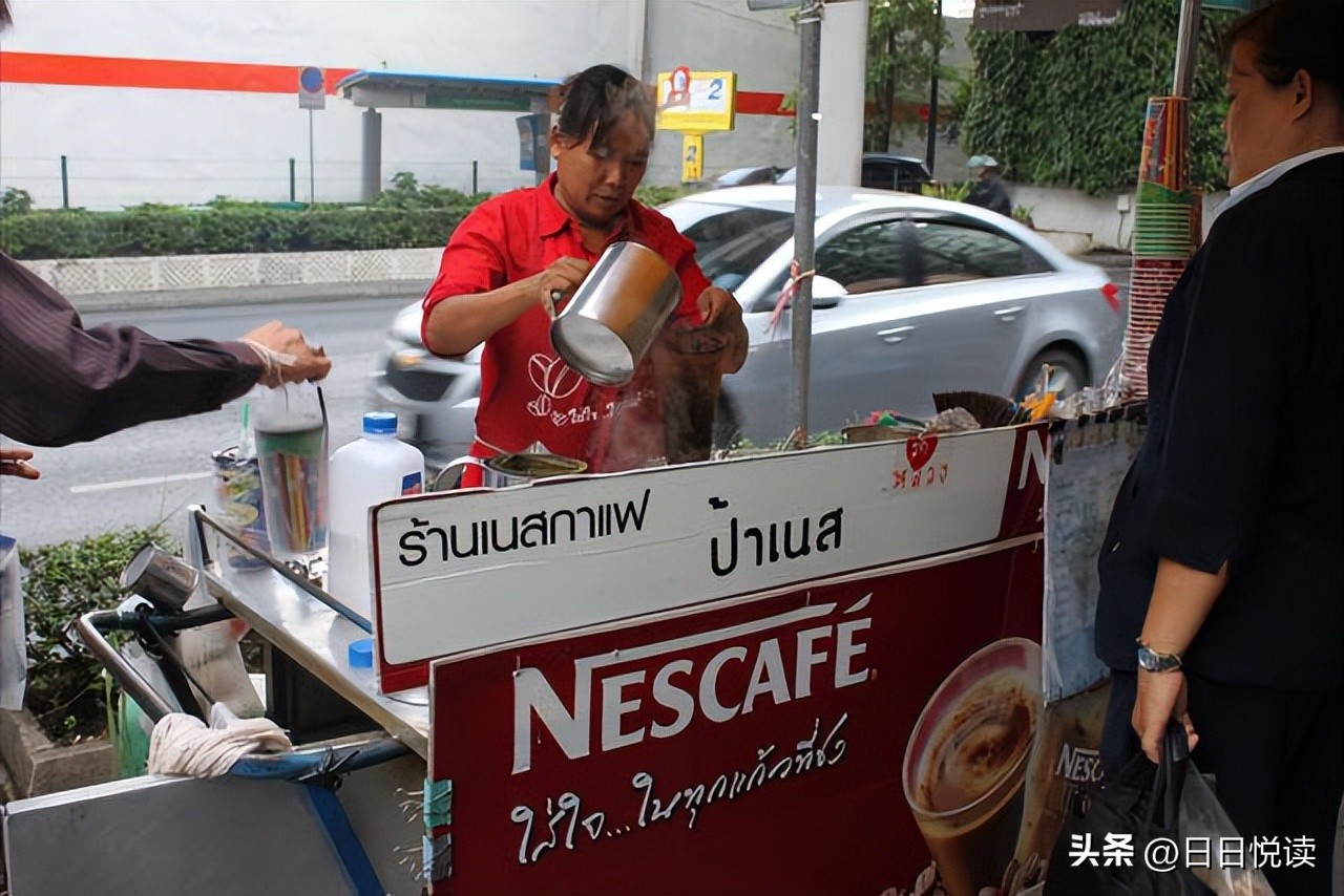泰国美食街边小吃跳跳虾,泰国小吃排行榜前十名