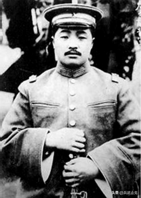 爱叨烟斗，爱留胡子，“两把菜刀闹革命”的元帅，贺龙一生