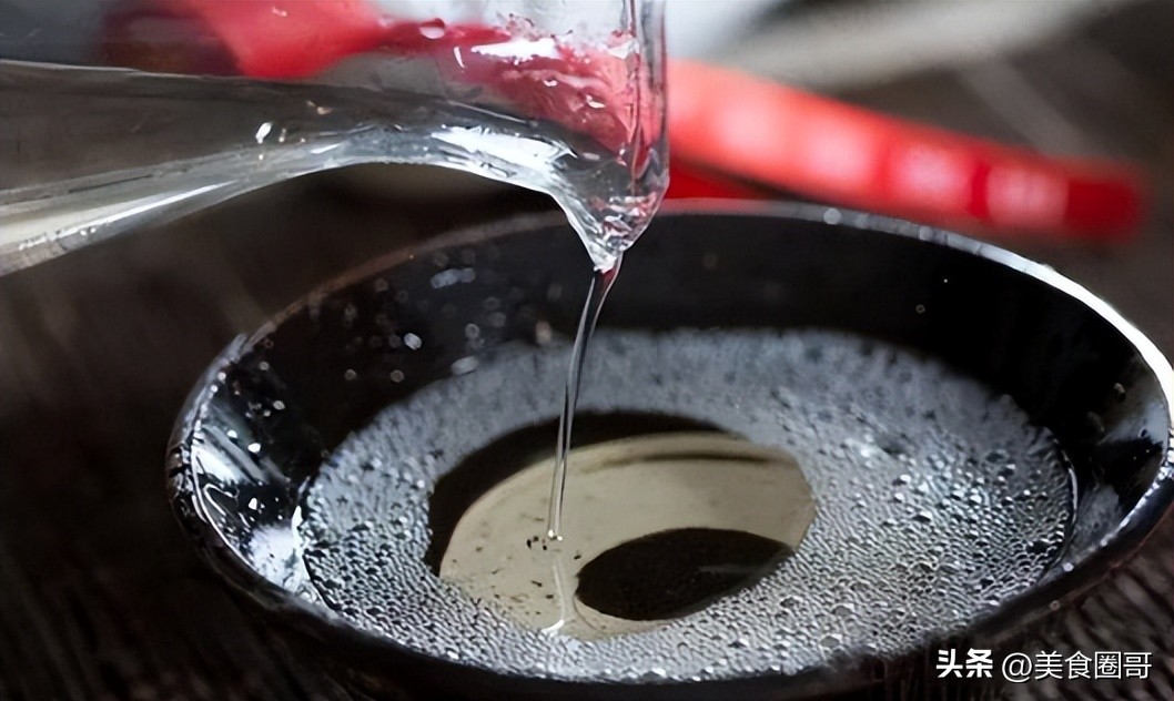 一瓶白酒500ml倒出来多少才算正常,白酒倒进杯子里点不着是不是好酒