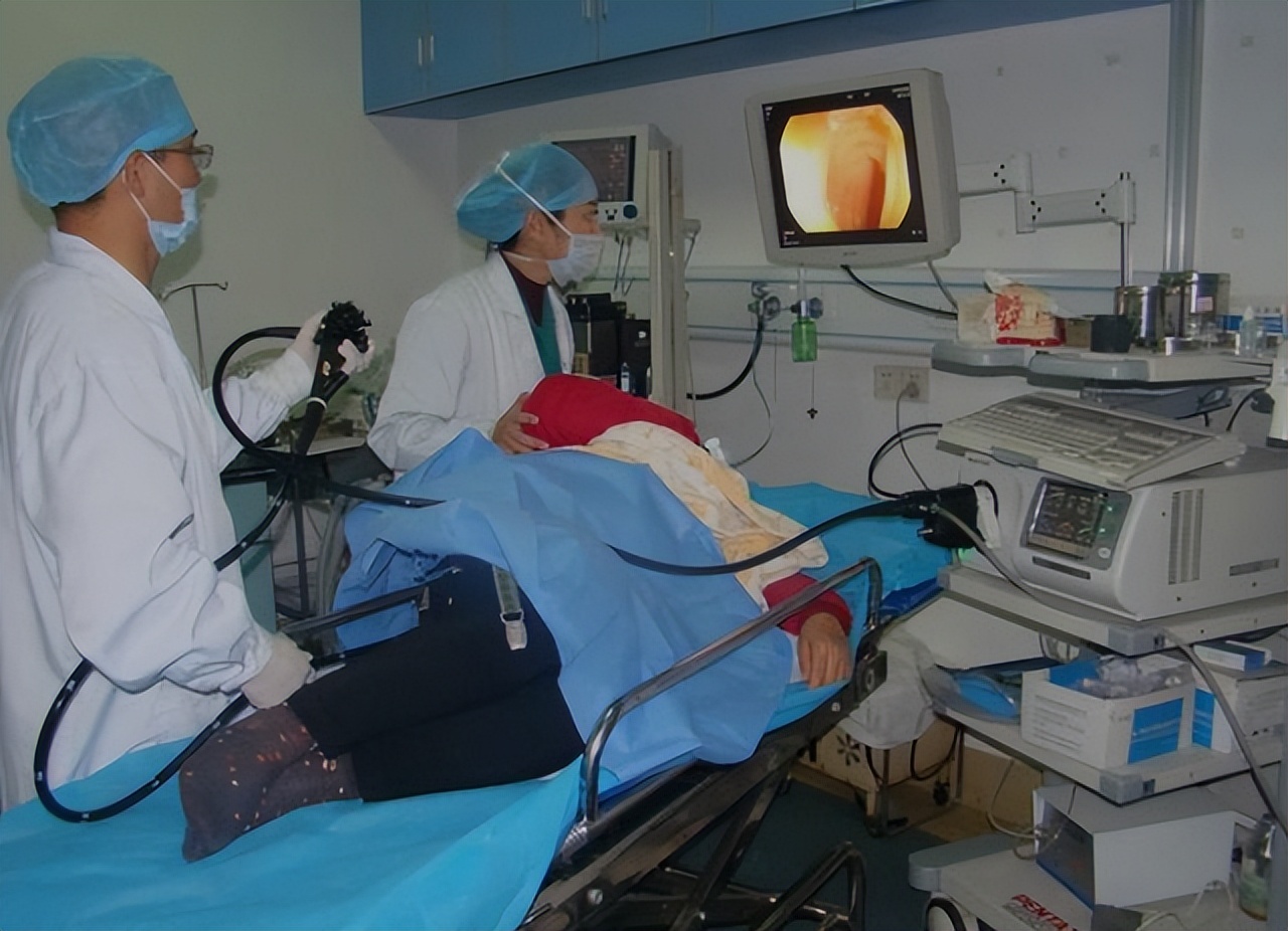 男医生做肠镜会难为情不,男医生给自己做肠镜