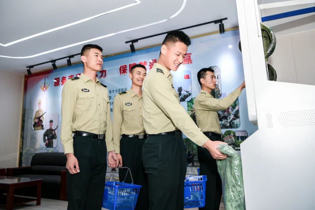 VR试镜、自主选购、即申即领！火箭军某部线下超市，多款被装“一站式”购齐！