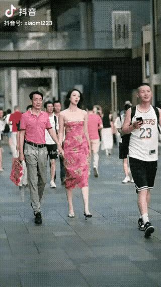 细扒爱牵手董小姐的奢侈品和高消费，我明白网友们生气的原因了