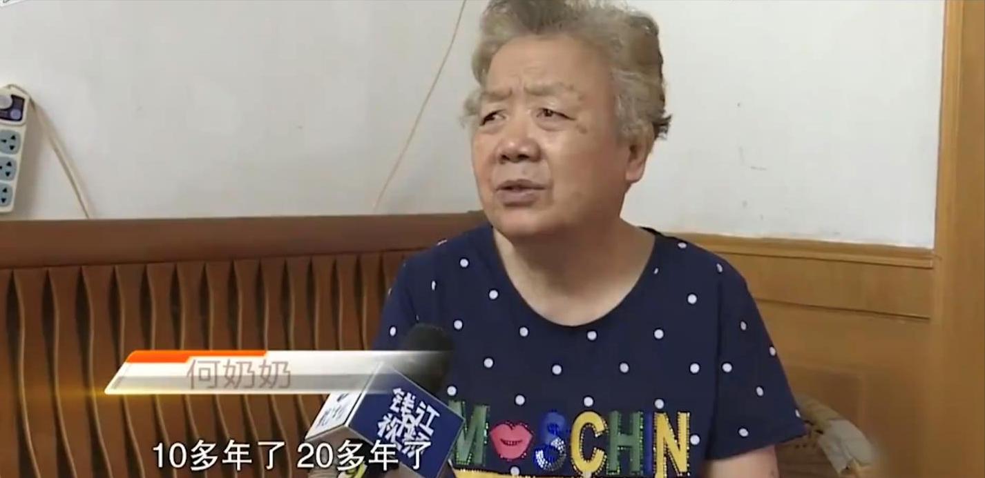 “28岁女儿下跪”事件:那双没买的200元鞋子,到底打了谁的脸?